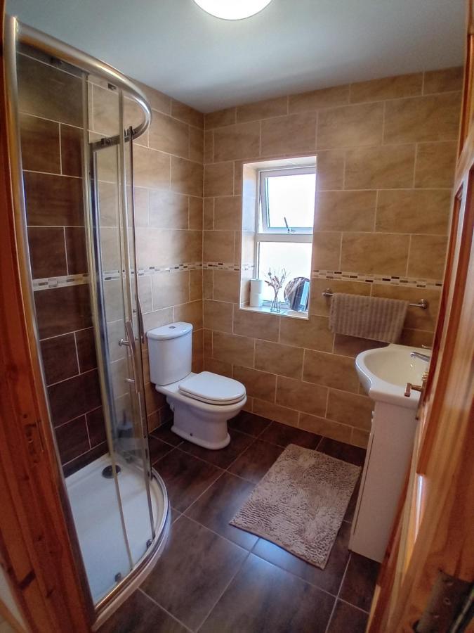 The Red Door Townhouse Apartment 아르다라 외부 사진