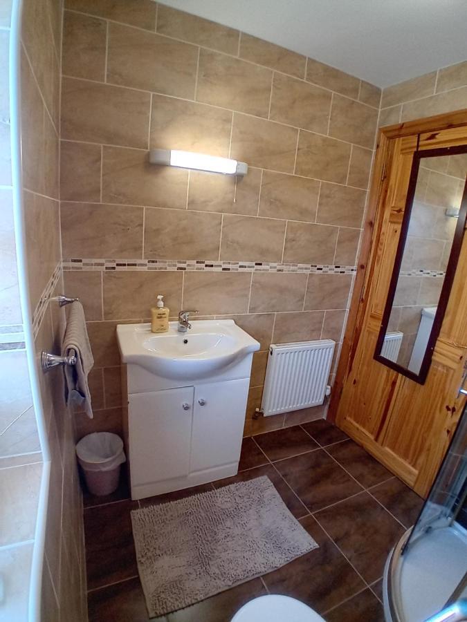 The Red Door Townhouse Apartment 아르다라 외부 사진